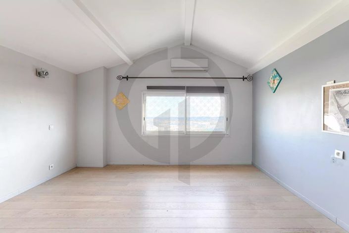 Image No.26-6 Bed House for sale