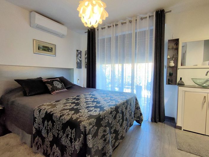 Image No.8-5 Bed House for sale