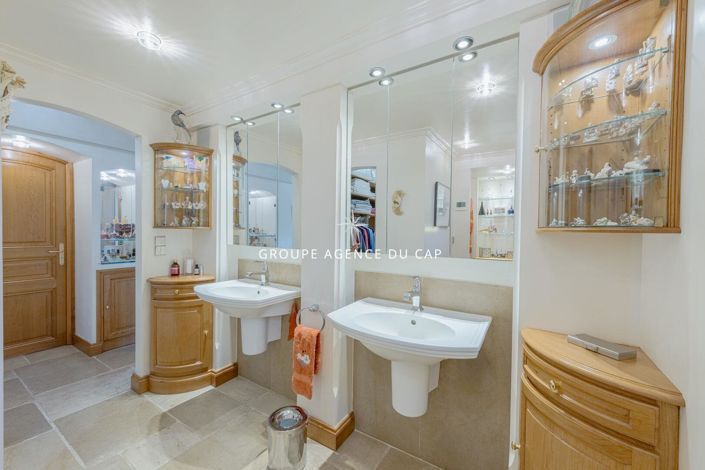 Image No.11-5 Bed Property for sale