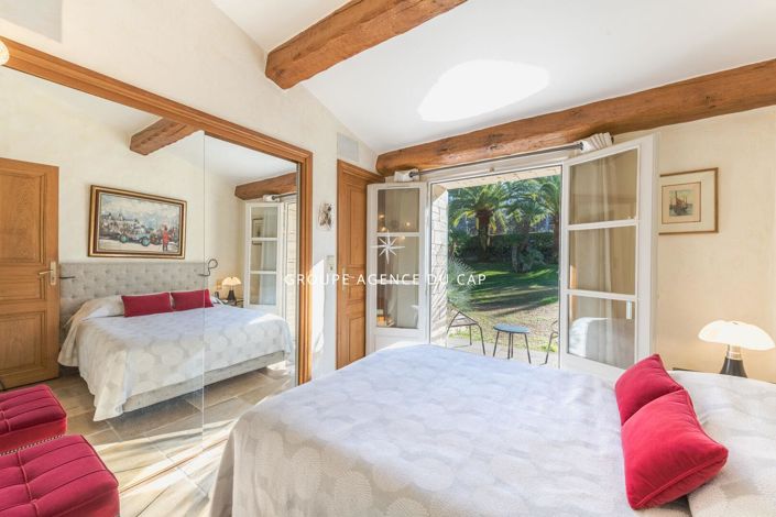 Image No.12-5 Bed Property for sale