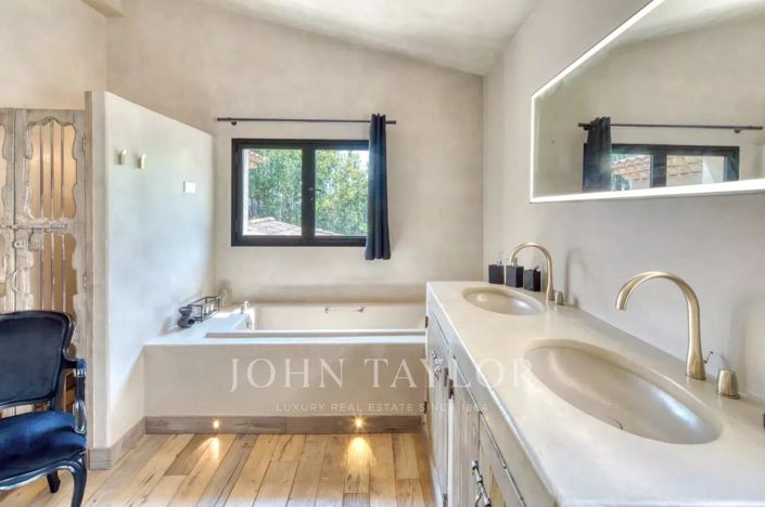 Image No.8-5 Bed House for sale
