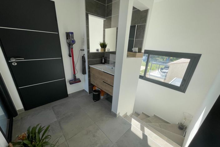 Image No.8-3 Bed House for sale