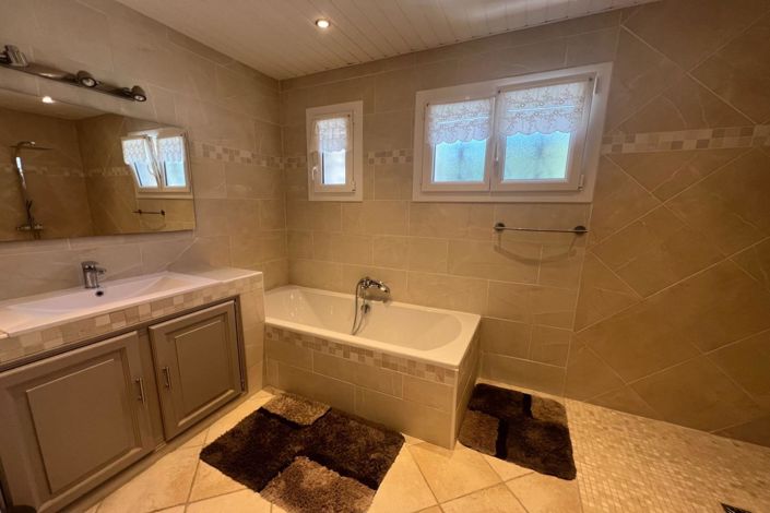 Image No.7-6 Bed House for sale