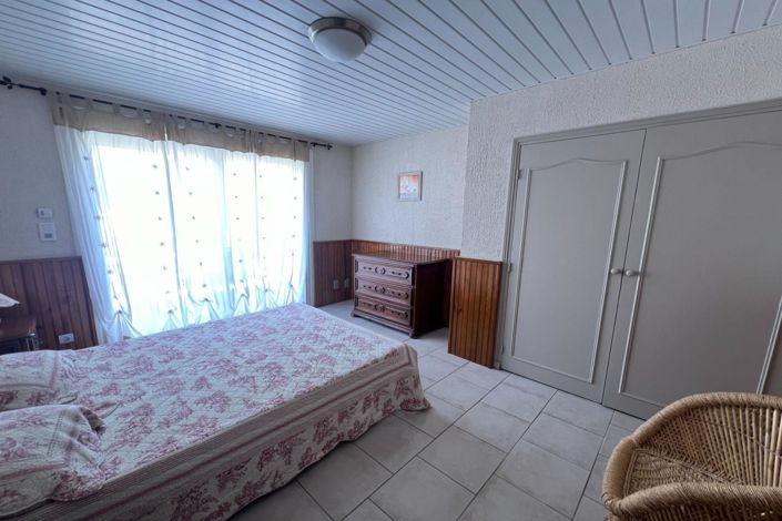 Image No.9-6 Bed House for sale