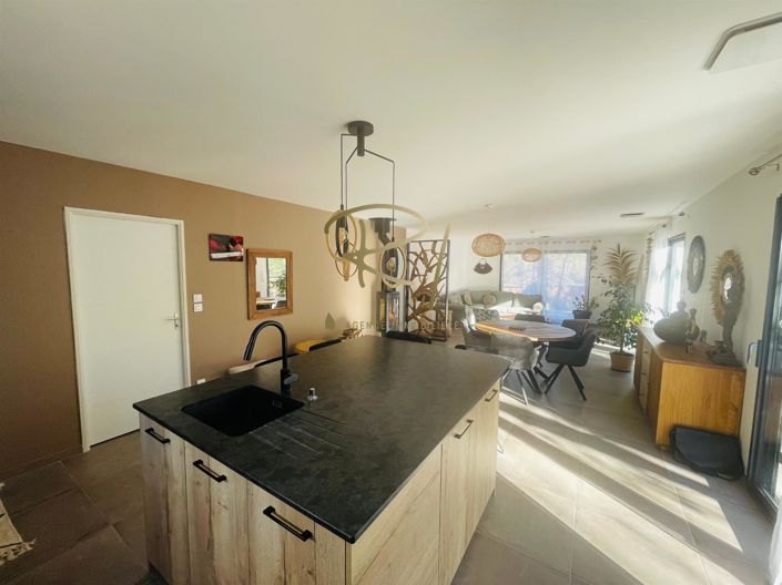 Image No.5-2 Bed House for sale