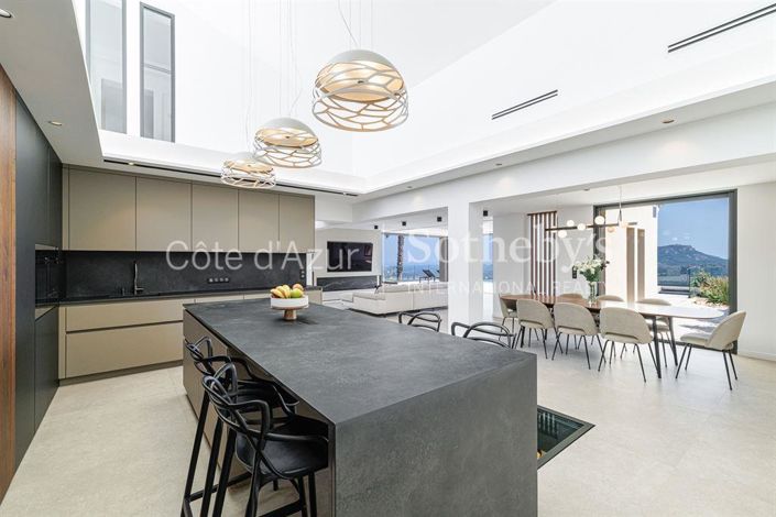 Image No.8-6 Bed House for sale