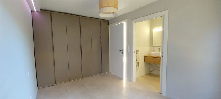 Image No.10-2 Bed House for sale