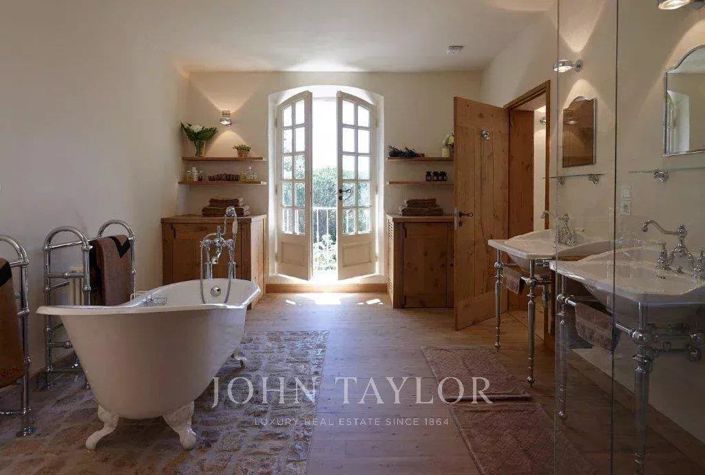 Image No.8-5 Bed House for sale