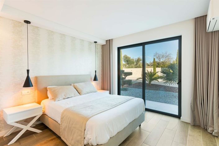 Image No.16-4 Bed House for sale