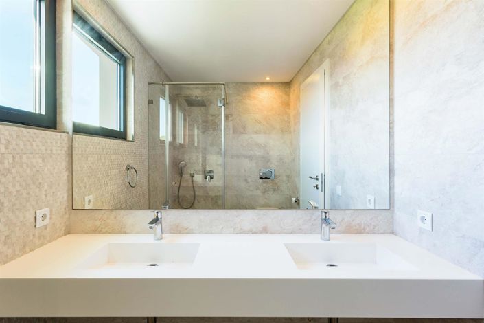 Image No.21-4 Bed House for sale