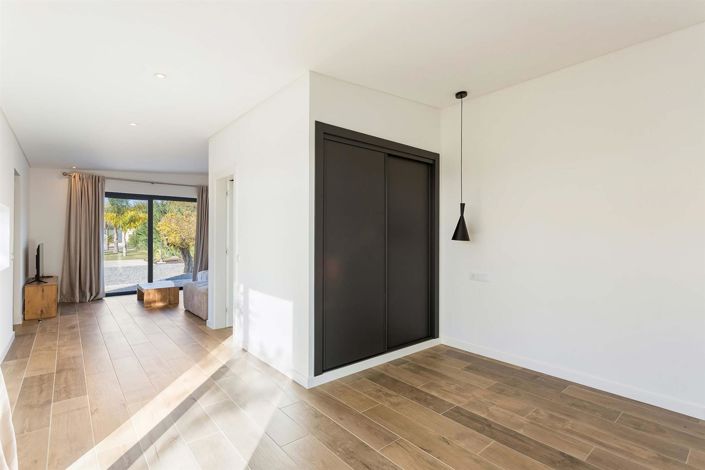 Image No.44-4 Bed House for sale