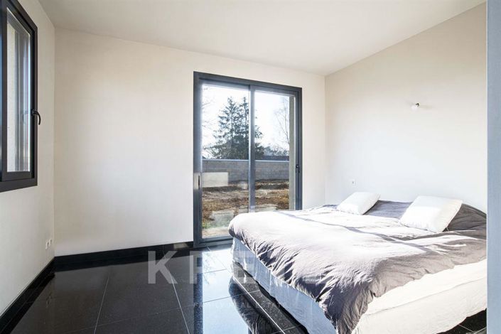 Image No.10-5 Bed House for sale