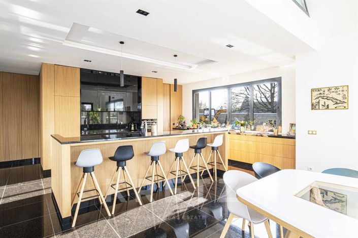 Image No.3-5 Bed House for sale