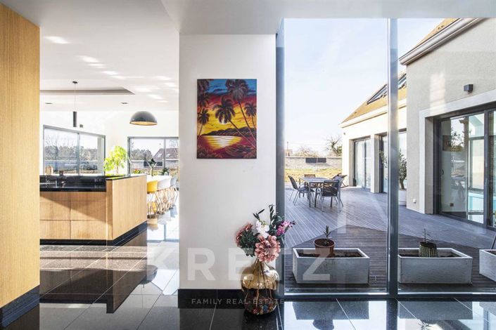 Image No.7-5 Bed House for sale