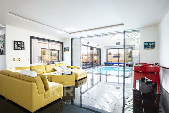 Image No.8-5 Bed House for sale