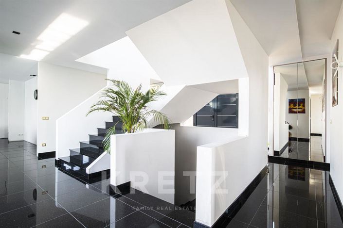 Image No.9-5 Bed House for sale