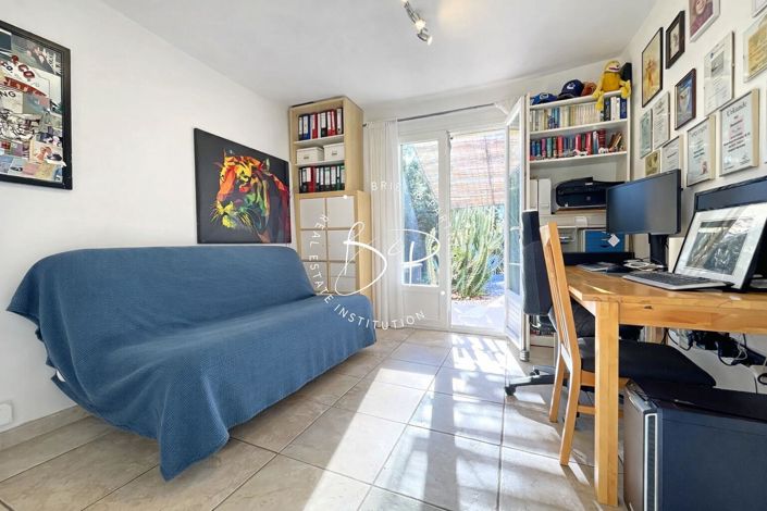 Image No.10-4 Bed House for sale