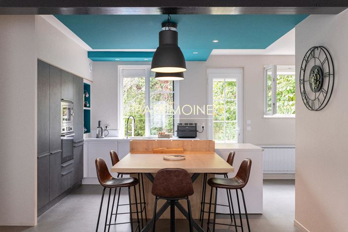 Image No.10-7 Bed Property for sale