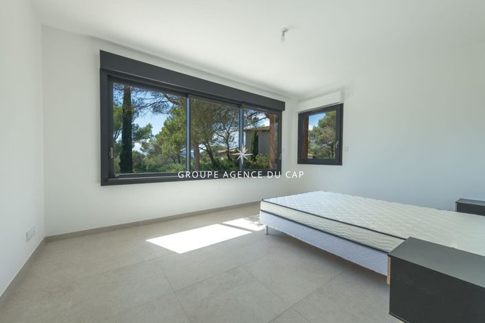 Image No.10-4 Bed House for sale