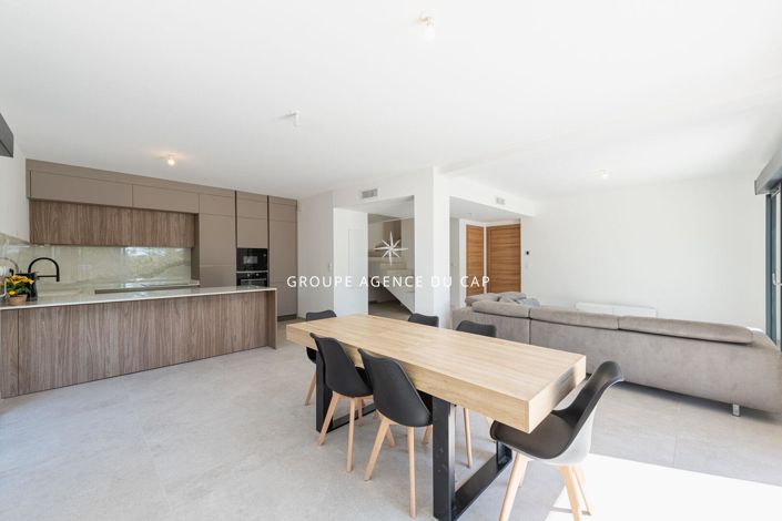 Image No.2-4 Bed House for sale