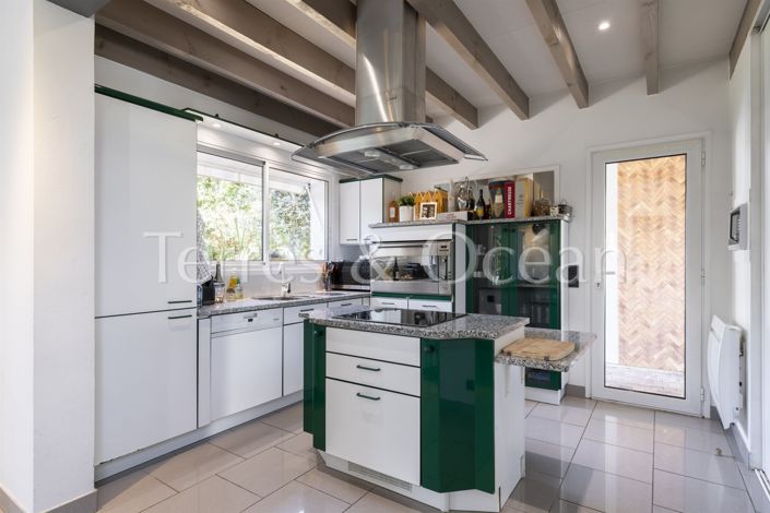 Image No.8-3 Bed House for sale