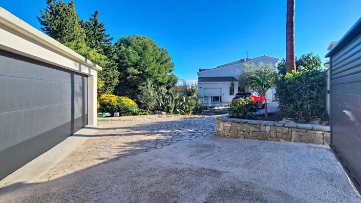 Image No.8-5 Bed House for sale