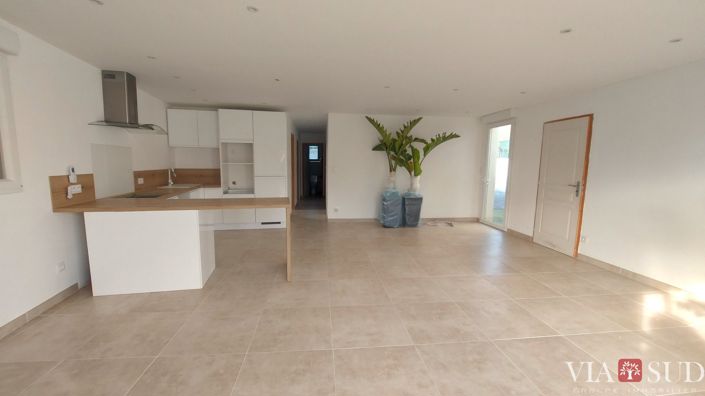 Image No.10-7 Bed Property for sale