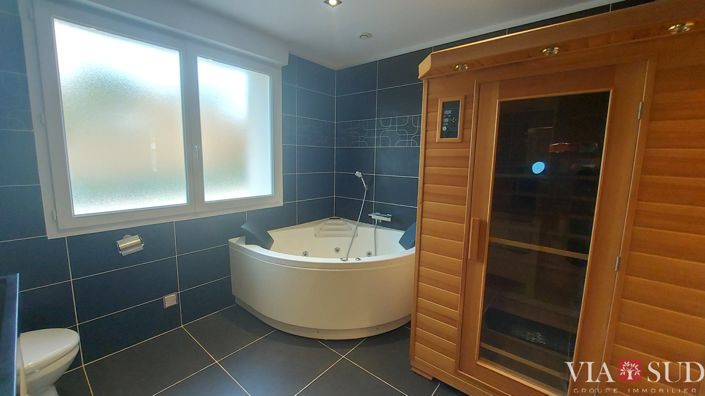 Image No.9-7 Bed Property for sale