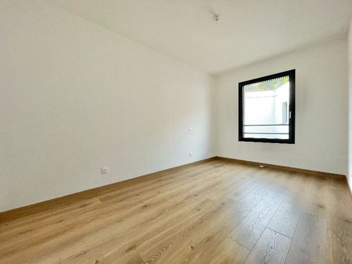 Image No.10-3 Bed House for sale