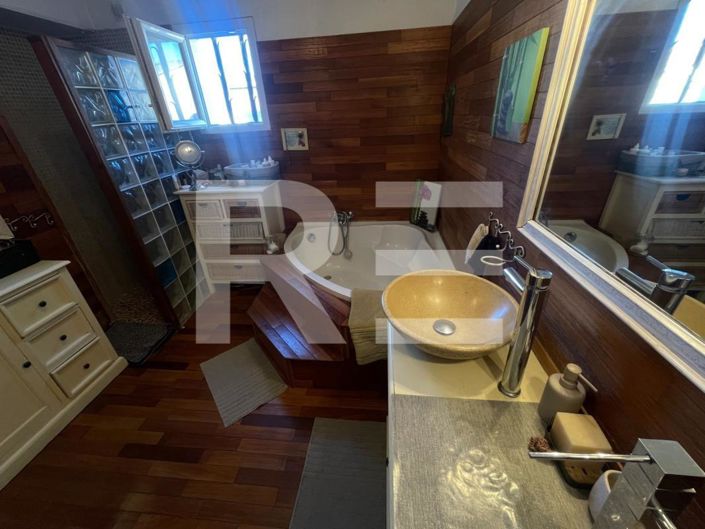 Image No.6-5 Bed House for sale