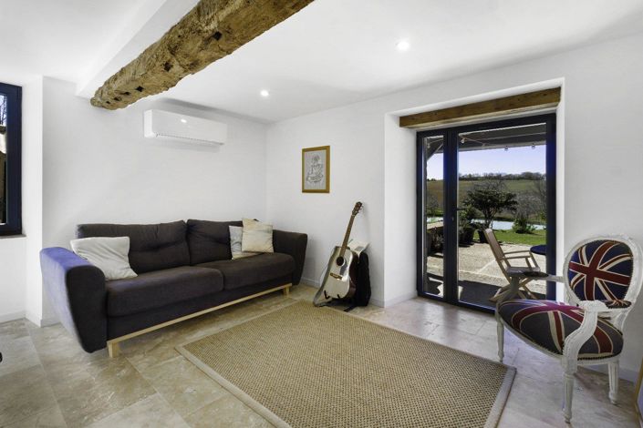 Image No.10-5 Bed Property for sale