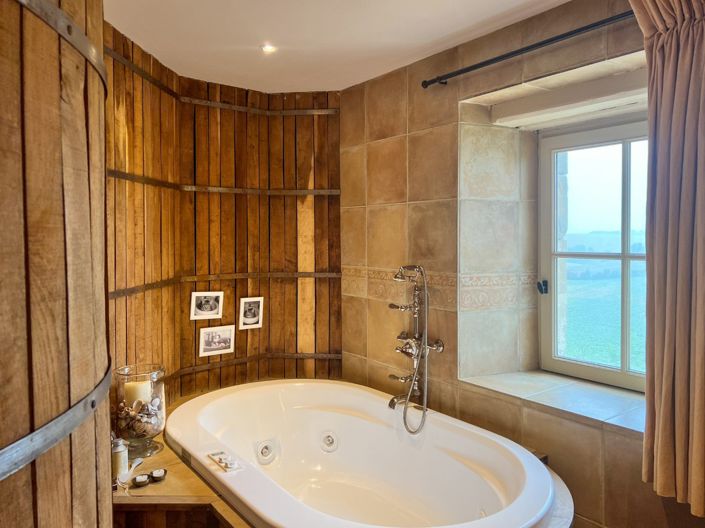 Image No.20-6 Bed Property for sale