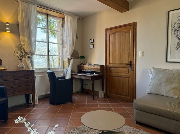 Image No.12-6 Bed Property for sale