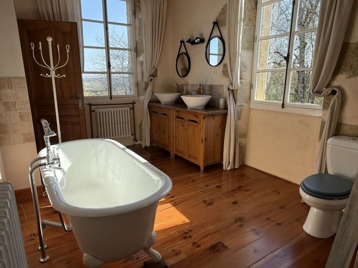 Image No.15-6 Bed Property for sale