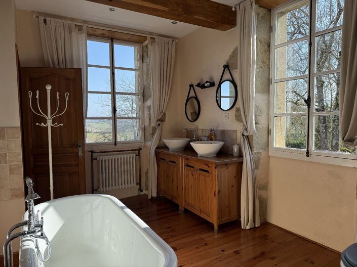 Image No.16-6 Bed Property for sale