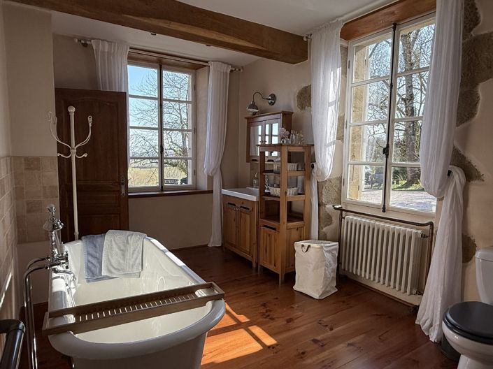 Image No.16-6 Bed Property for sale