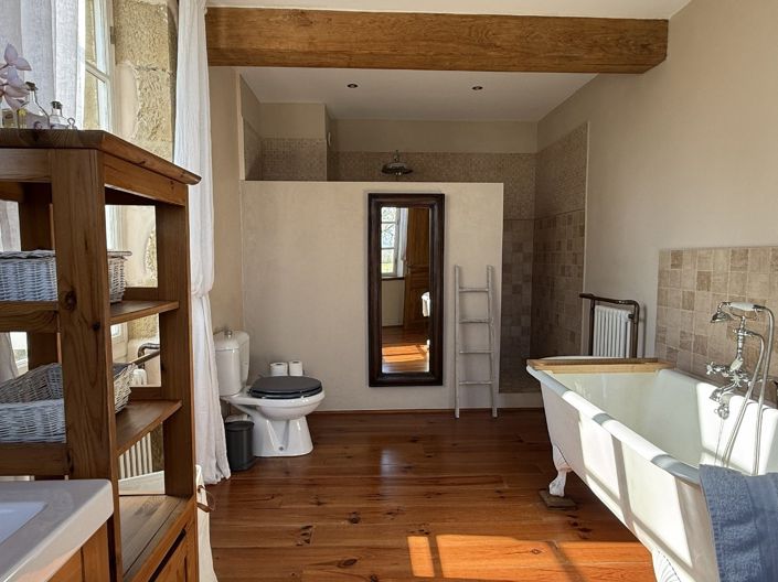Image No.20-6 Bed Property for sale