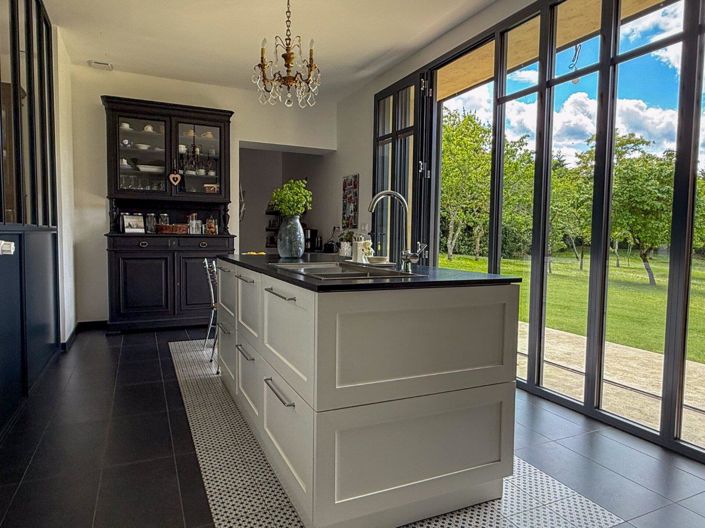 Image No.11-6 Bed Property for sale