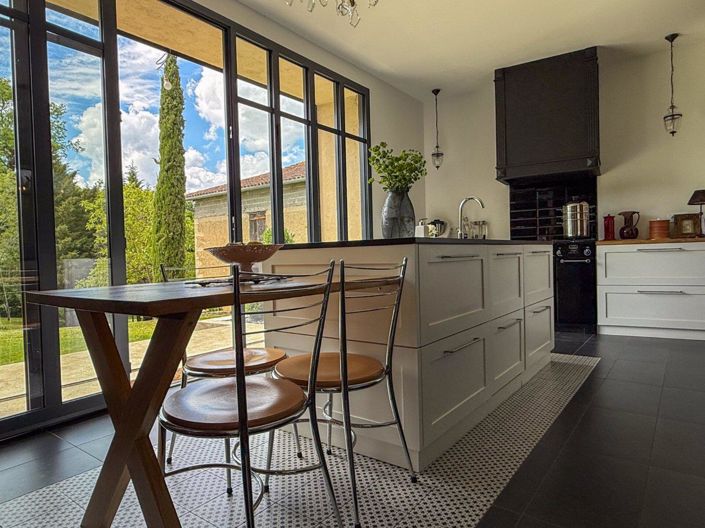 Image No.12-6 Bed Property for sale