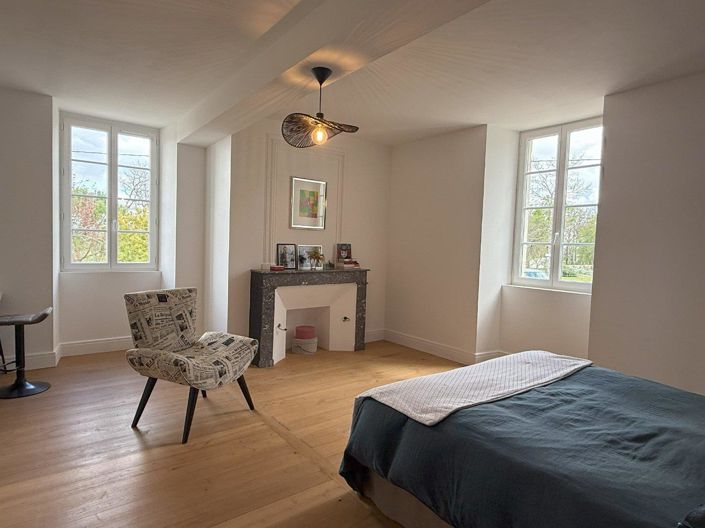 Image No.20-6 Bed Property for sale