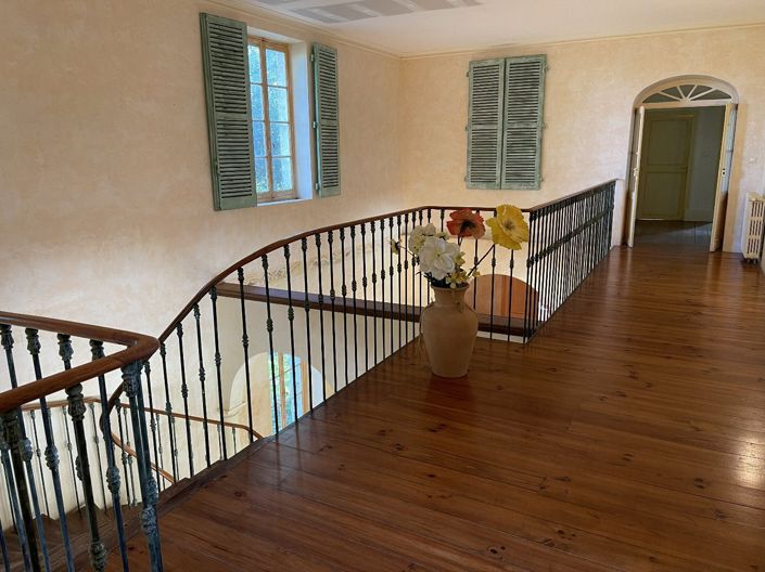 Image No.19-6 Bed Property for sale
