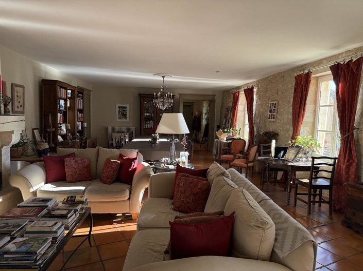 Image No.8-11 Bed Property for sale