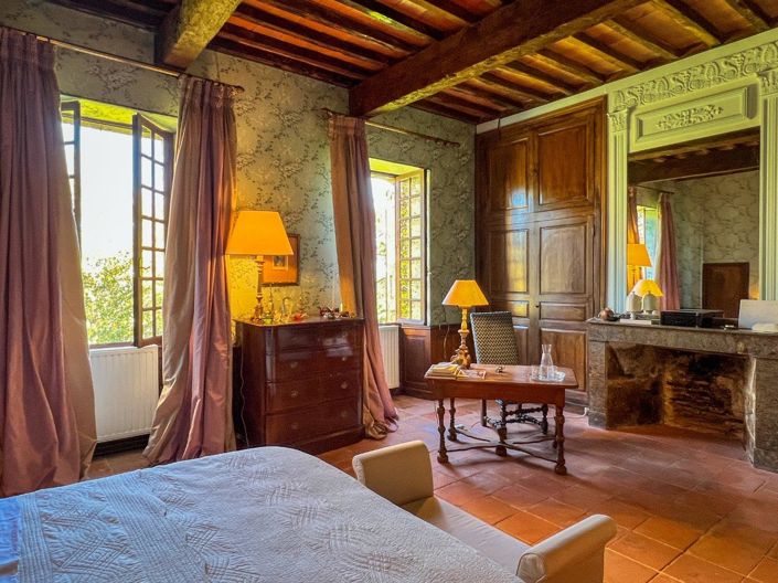 Image No.19-10 Bed Property for sale