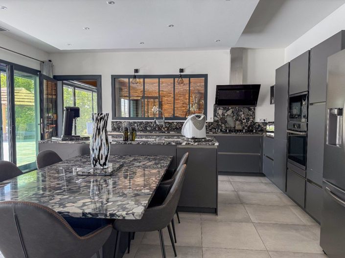 Image No.5-4 Bed Property for sale