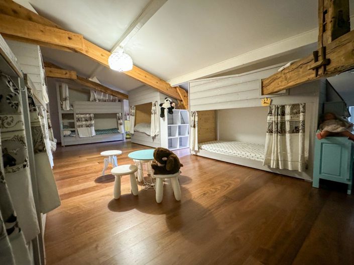 Image No.18-7 Bed Property for sale