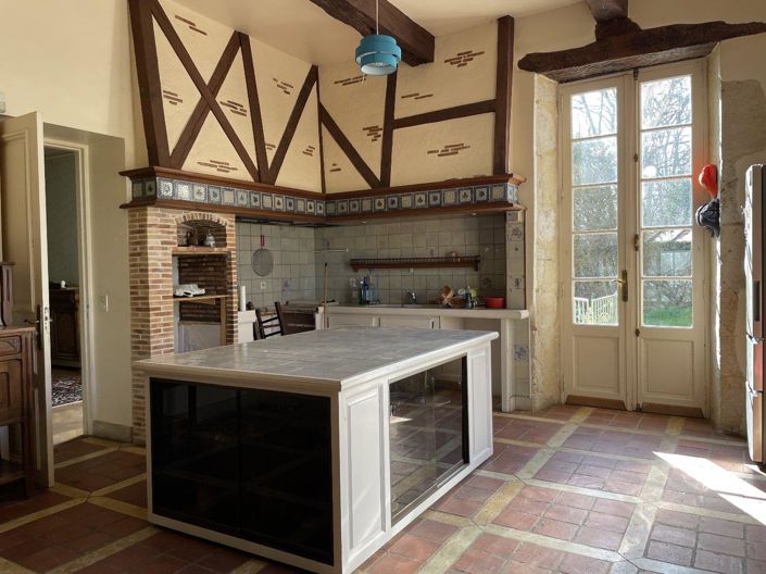 Image No.10-6 Bed Property for sale