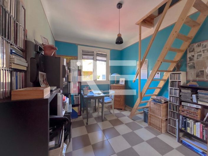 Image No.8-5 Bed House for sale