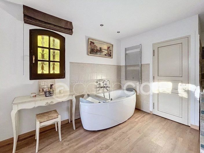 Image No.16-4 Bed House for sale