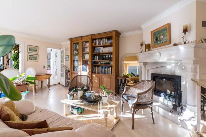 Image No.8-5 Bed House for sale