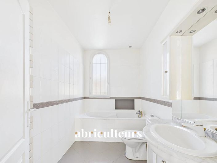 Image No.18-2 Bed House for sale